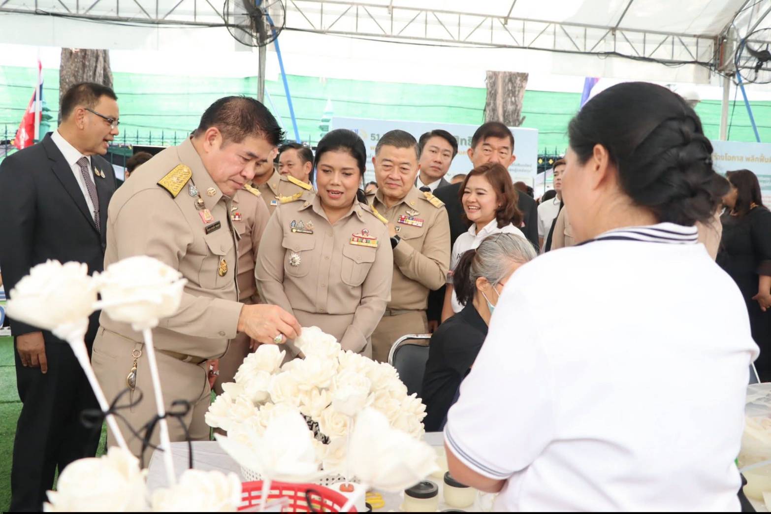 title - รัฐมนตรีว่าการกระทรวงเกษตรและสหกรณ์ พร้อมด้วยคณะผู้บริหาร ส.ป.ก. เข้าเยี่ยมชมโซนกิจกรรมฝึกอาชีพ Workshop งานศิลปหัตถกรรม (ศพส.) กิจกรรมจัดขึ้นภายใต้งาน วันคล้ายวันสถาปนาครบรอบ 51 ปี ส.ป.ก. ณ สำนักงานการปฏิรูปที่ดินเพื่อเกษตรกรรม